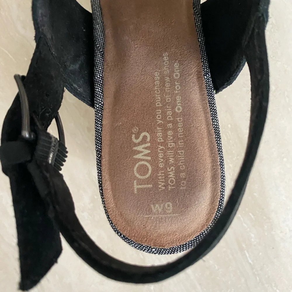 TOMS SUEDE / CHAMBRAY SANDALS